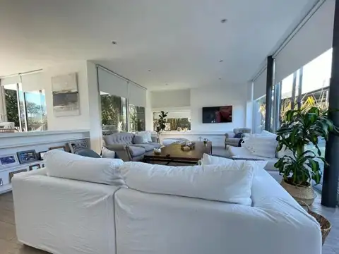 Casa 5 ambientes con 4 baños