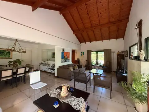 Casa 6 ambientes con 4 baños