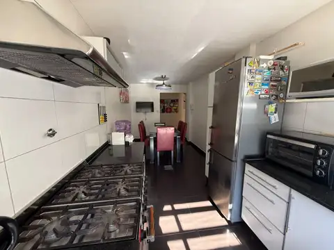 Casa 6 ambientes con 2 baños