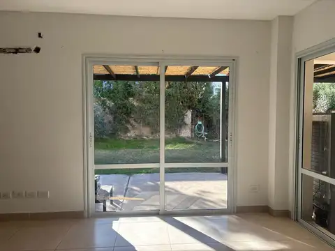 Casa en Alquiler con 1 cochera