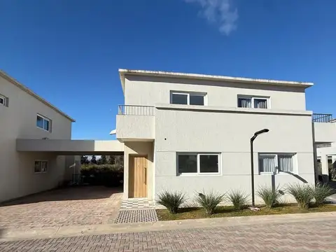VENTA CASA 4 AMB CON JARDIN CHIC VILLAGE PILAR
