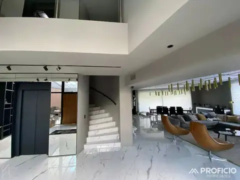 Casa 7 ambientes con 5 baños