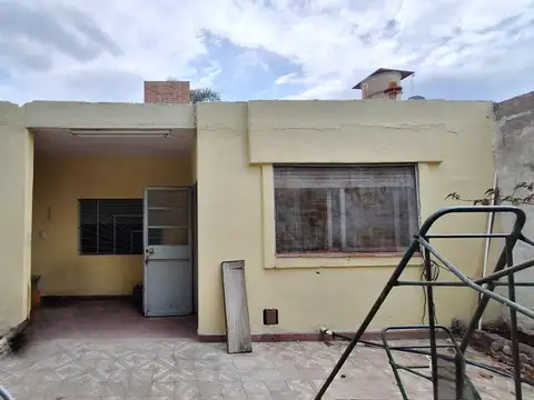 Casa de 2 dormitorios con amplio patio en Villa Azalais