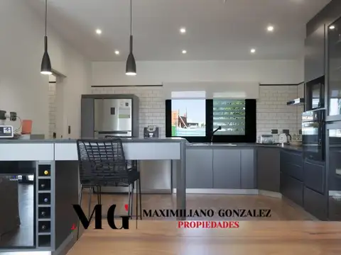 Casa en Venta con 2 cocheras