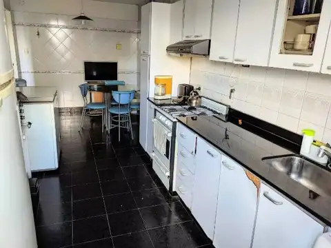 Casa 7 ambientes con 2 baños