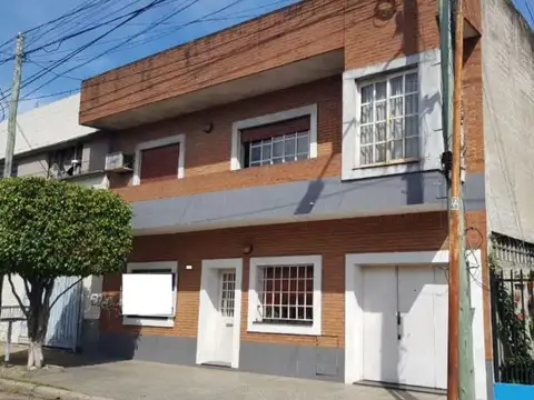 Casa 7 AMBIENTES en San Justo con patio y cochera