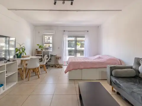 Monoambiente con balcón al frente. Villa Urquiza.