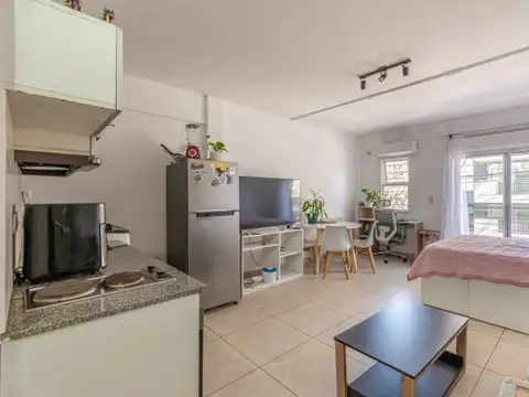 Monoambiente con balcón al frente. Villa Urquiza.