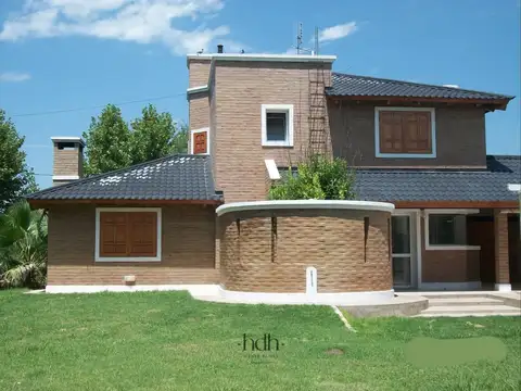 Casa en Alquiler con 2 cocheras