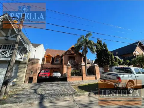 Chalet de Categoría 8 amb. 484 m² Cub. c/ garaje para 2 autos y parque c/ pileta - Haedo