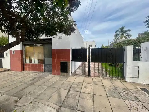 Casa multifamiliar con local