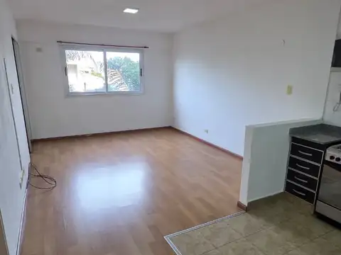 Impecable monoambiente amplio al frente en 2do piso. Excelente ubicacion: Chacabuco 80, Banfield