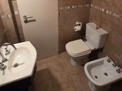 Impecable monoambiente amplio al frente en 2do piso. Excelente ubicacion: Chacabuco 80, Banfield