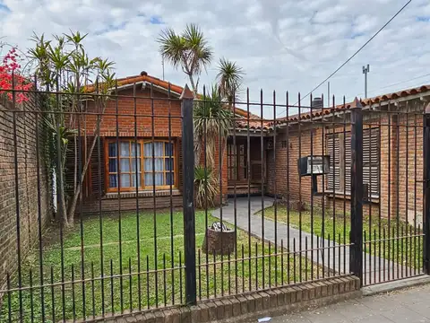 Casa en Venta con 2 cocheras