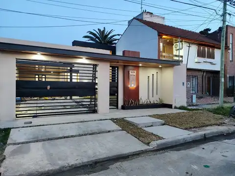 Casa 4 ambientes con 2 baños