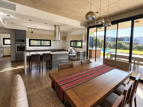 Casa 5 ambientes con 4 baños