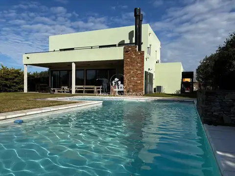 Casa Moderna en alquiler de 5 ambientes y pileta. Haras Santa María