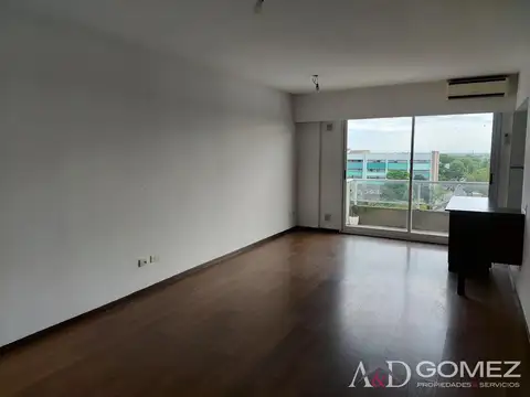 AMPLIO MONOAMBIENTE CON BALCON - EDIFICIO CON PILETA