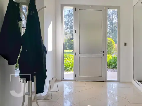 Casa 8 ambientes con 3 baños