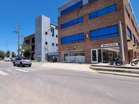 Los Gladiolos, entre Las Azucenas y Los Malvones. al 800