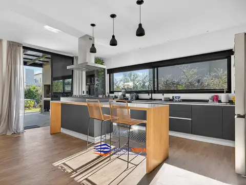 Casa en Venta con 2 cocheras