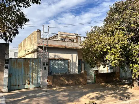 Venta en bloque Casa 3 ambientes con cochera al frente y 4 duplex de 3 ambientes al fondo