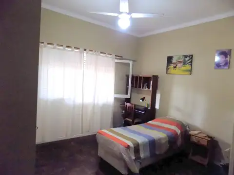 Casa 6 ambientes con 2 baños