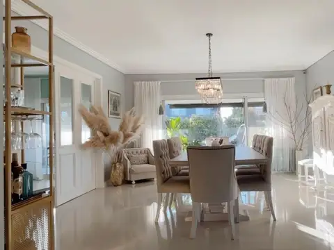 Casa 5 ambientes con 4 baños