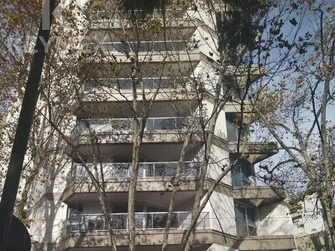 DEPARTAMENTO DE UN DORMITORIO CON COCHERA EN CENTRO DE LA PLATA - DIAGONAL 77 ENTRE 8 Y 43