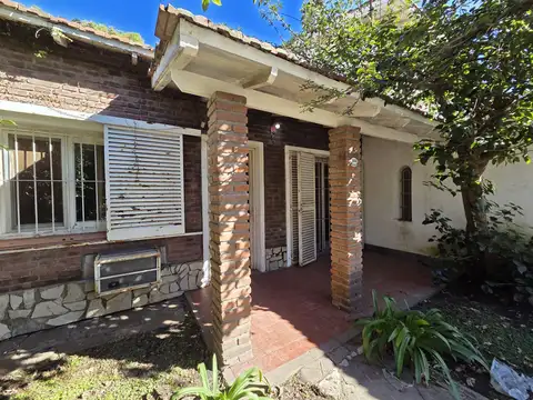 Casa 3 ambientes con parque y galpón en Villa de Mayo
