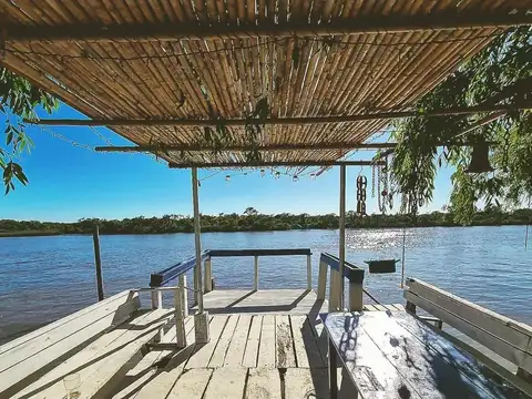 Isla con distintas Construcciones en el Rio Borazo  Delta Tigre