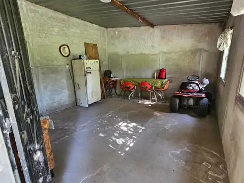 Amplio terreno con pileta y pequeña casa