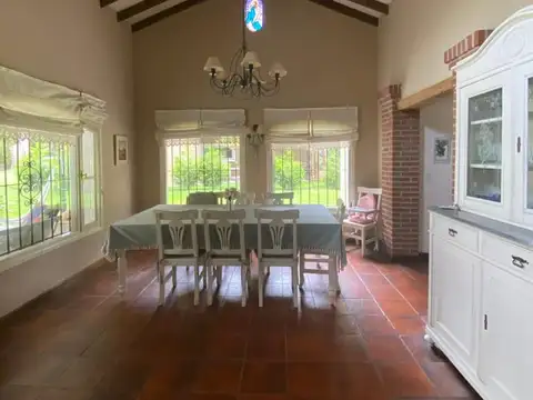Casa 4 Dormitorios en Venta en Carilo