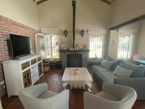 Casa 5 ambientes con 4 baños