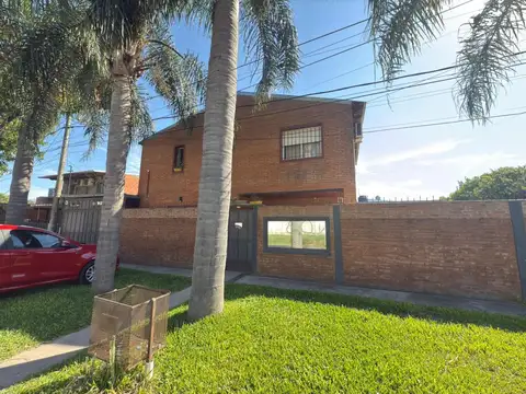 Venta casa de 2 plantas 3 dormitorios   comodín con quincho ,pileta y cochera , Granadero Baigorria