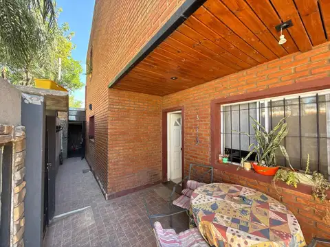 Casa 6 ambientes con 2 baños