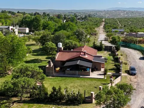 Venta Casa Quinta 2/3 Dormitorios Con Piscina Y 2.300 M2 De Parque En La Josefina, Parque Siquiman