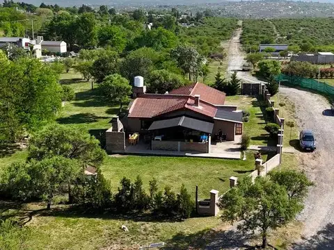 Venta Casa Quinta 2/3 Dormitorios Con Piscina Y 2.300M² De Parque. B° La Josefina, Parque Siquiman