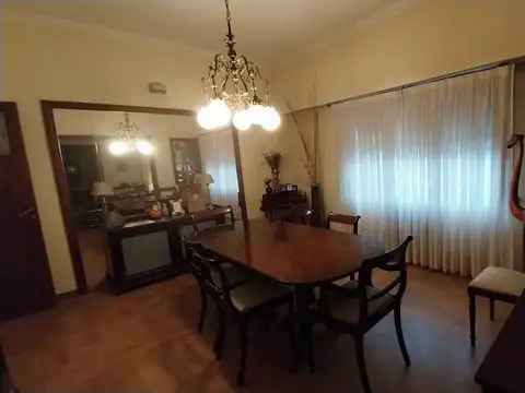 Piso 5 ambientes con balcón, excelente ubicación.
