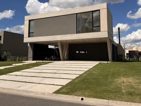 Casa en Venta en Pilar, USD 698.000