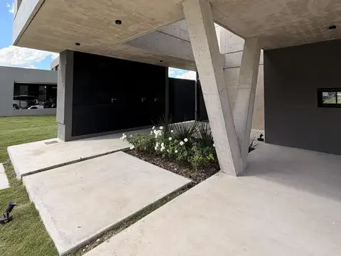 Casa en Venta con 4 cocheras