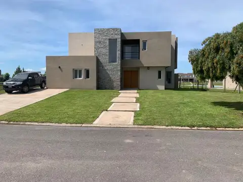 Casa en venta 5 ambientes a la laguna en Barrio Norte en el Canton