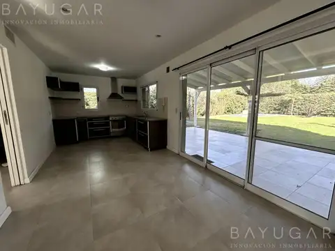Casa en Alquiler con 3 cocheras
