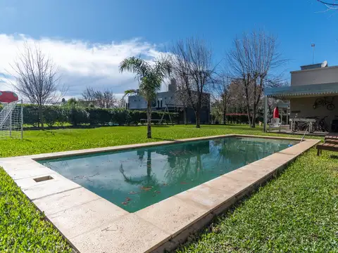 VENTA - CASA DE DOS DORMITORIOS, QUINCHO Y PILETA - FUNES