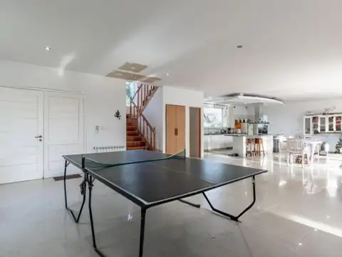 Casa en Venta con 3 cocheras