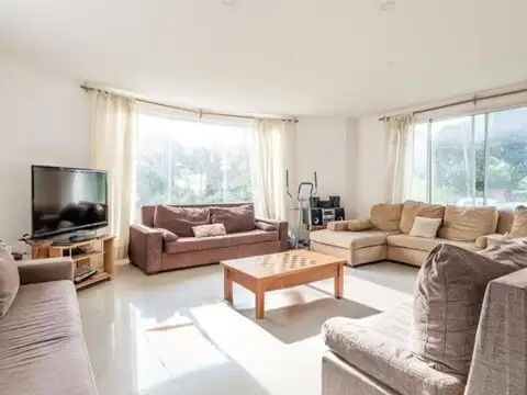 Casa en Venta con 3 cocheras
