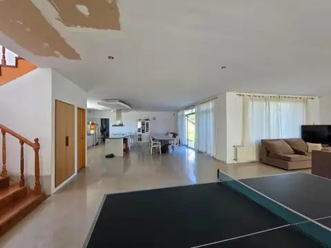 Casa 9 ambientes con 6 baños