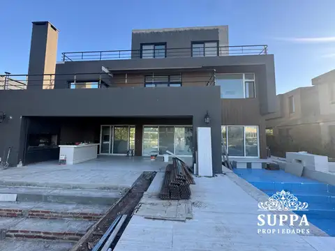 Casa 7 ambientes con 5 baños