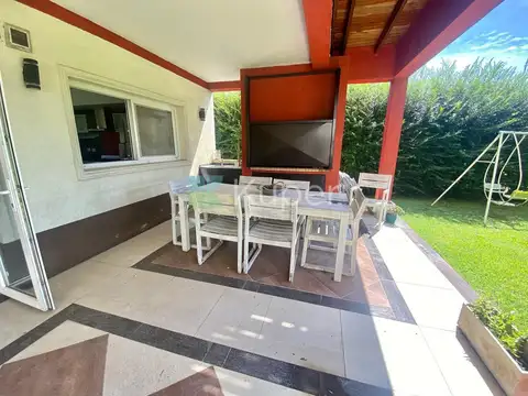 Casa en Alquiler con 2 cocheras