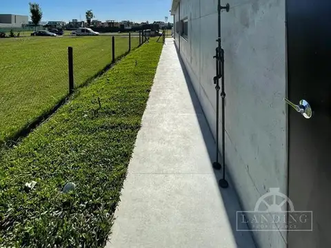 Casa en Venta con 3 cocheras